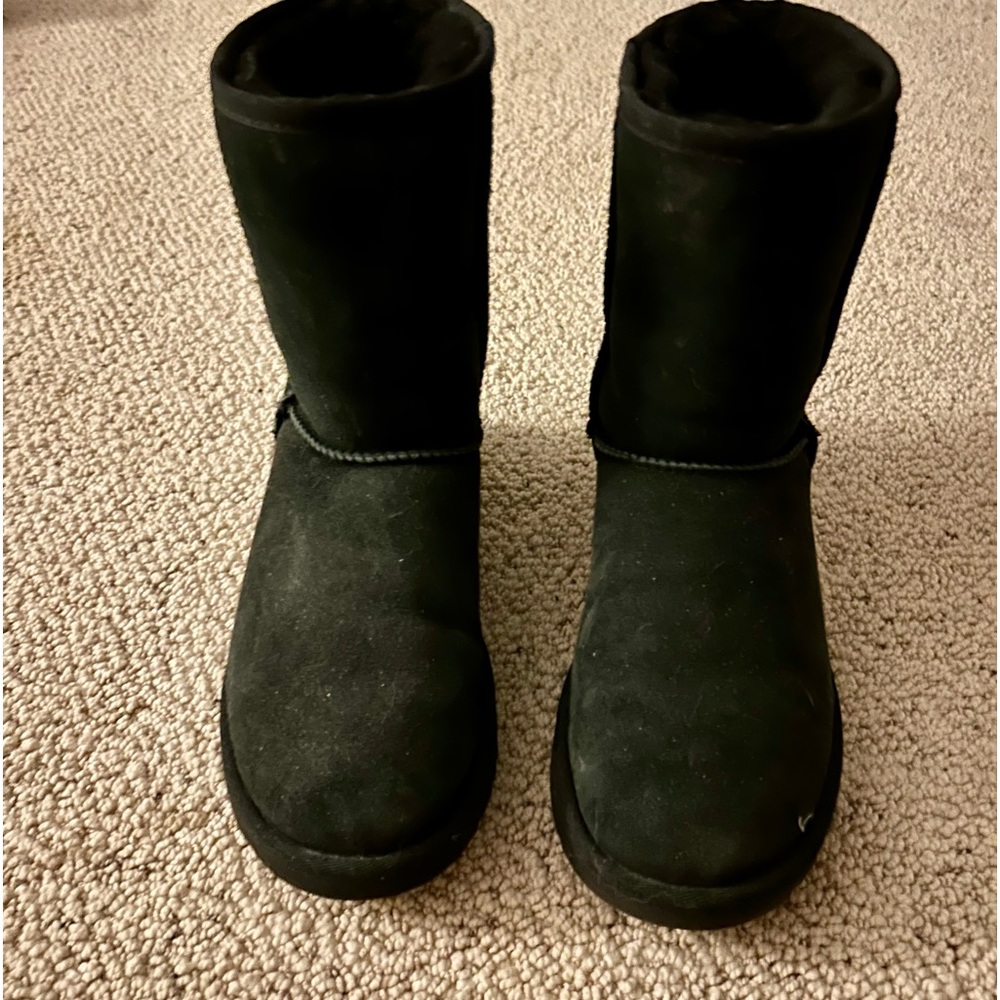 Like new size 7 black Uggs